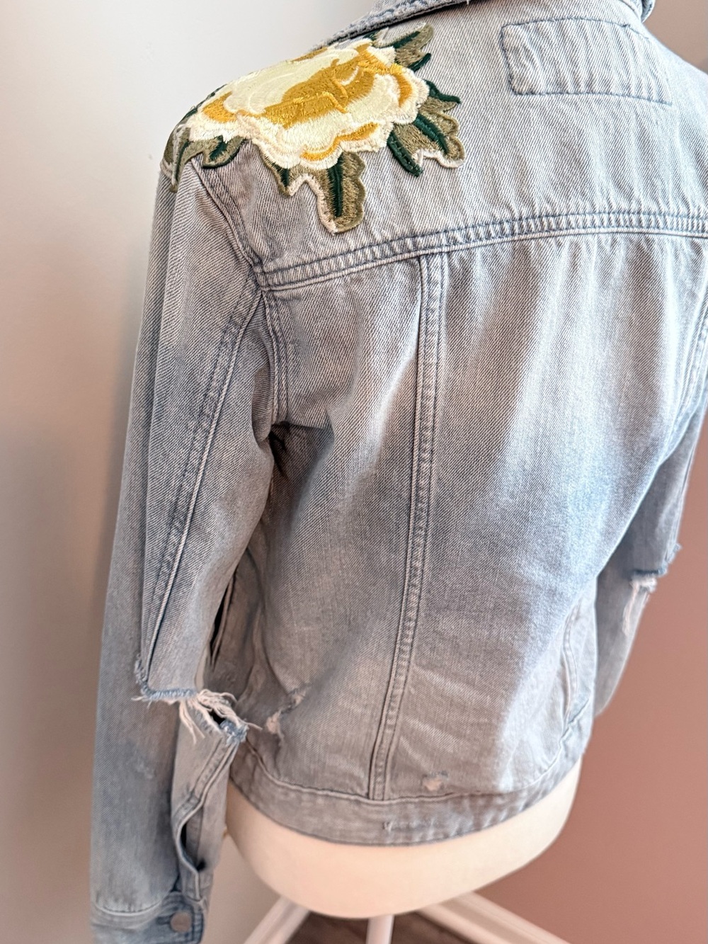 Express Women’s Small 100% Cotton Light Blue Denim Floral Embroidered Jacket - Picture 7 of 9